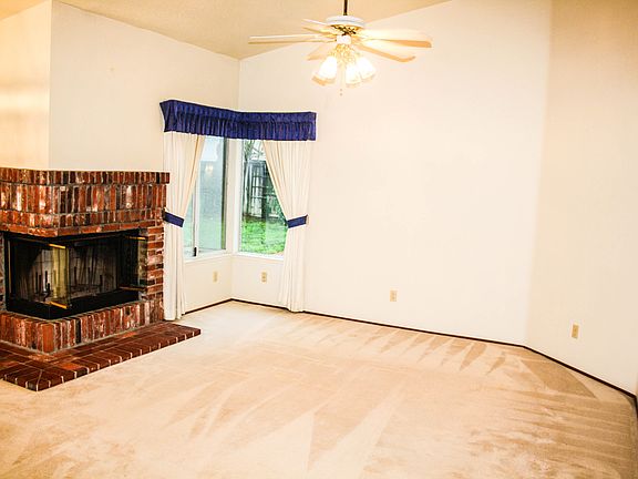 3rd image of 900 Vintage Oak Ave