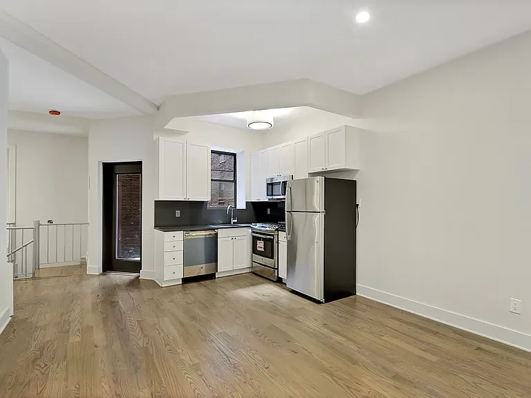 226 E 25th St #1C — Photo 1