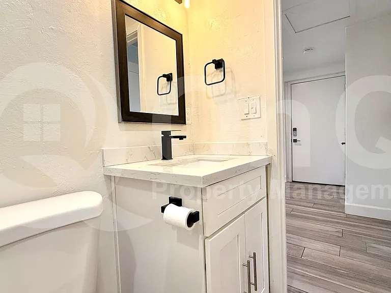 1228 W 5th St #2 — Photo 6