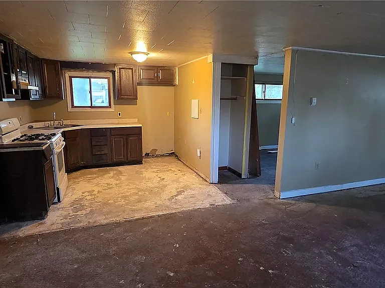 304 Gilbert St — Photo 10