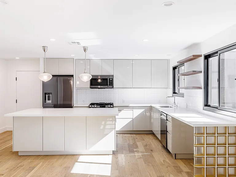 1657 Malcolm Ave — Photo 2
