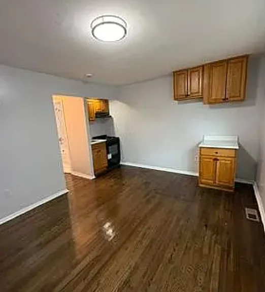 400 Leslie St — Photo 8