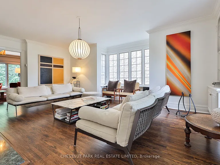 21 Douglas Cres — Photo 1