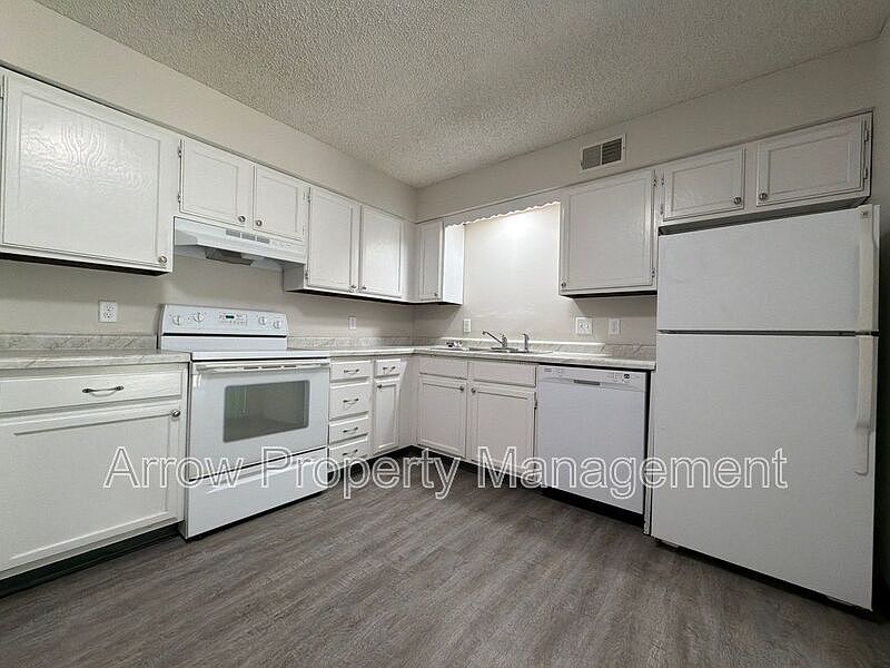 1st image of 320 Lincoln St APT 8
