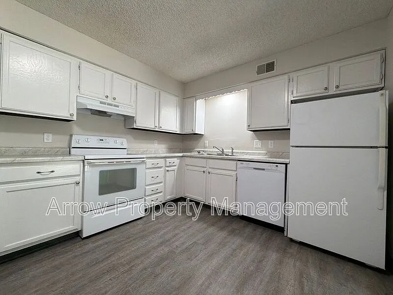 320 Lincoln St #8