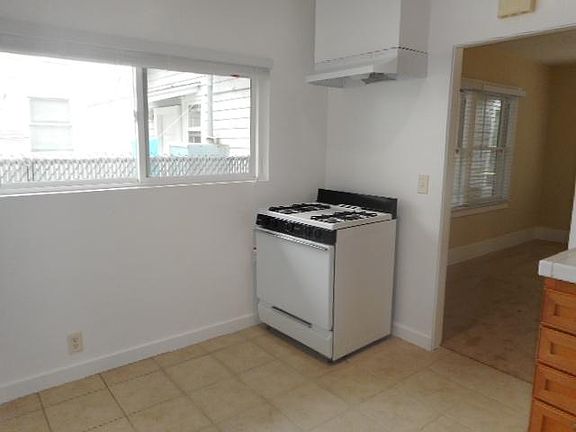 5th image of 629 Bradbury Ave