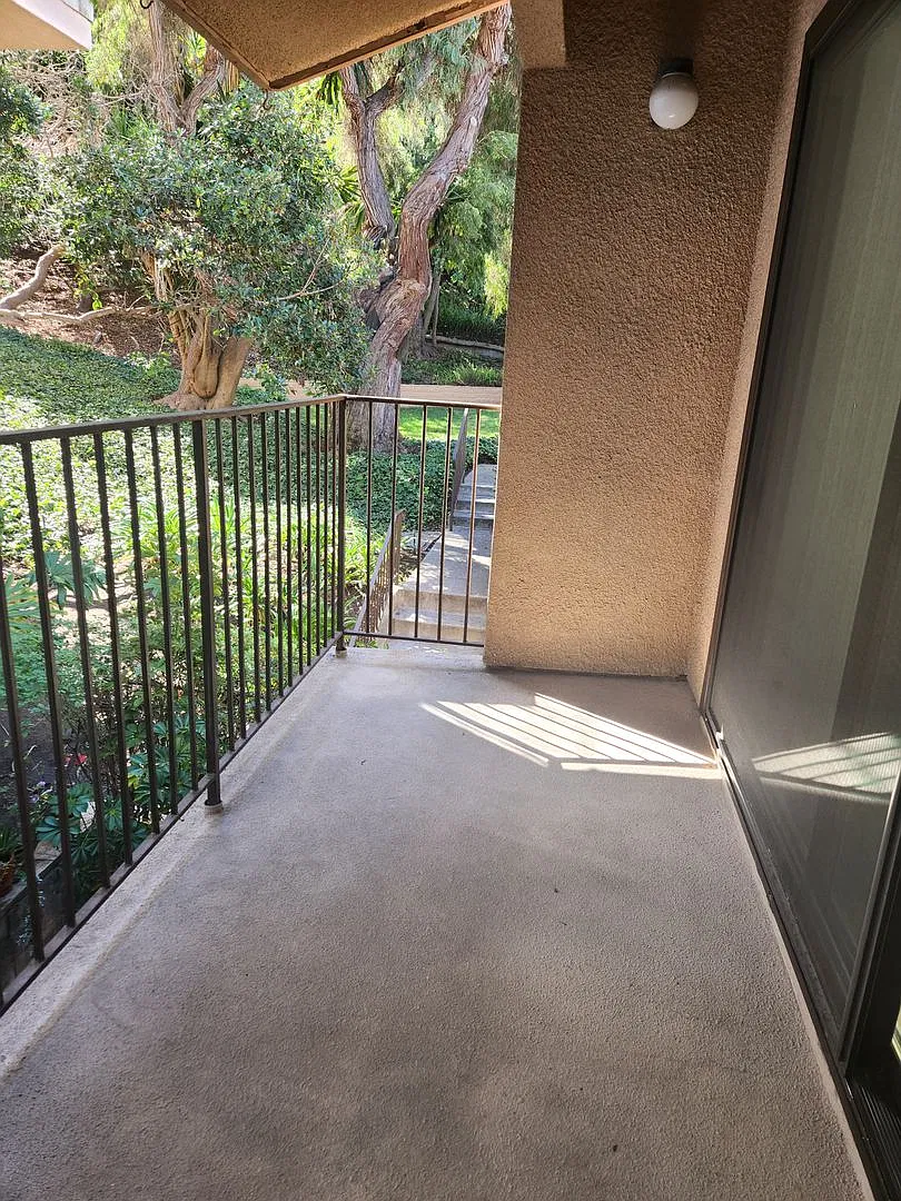 Hillcrest 2 bedroom 2 bath, just totally remodeled, 3 parking (incl garage) — Photo 4