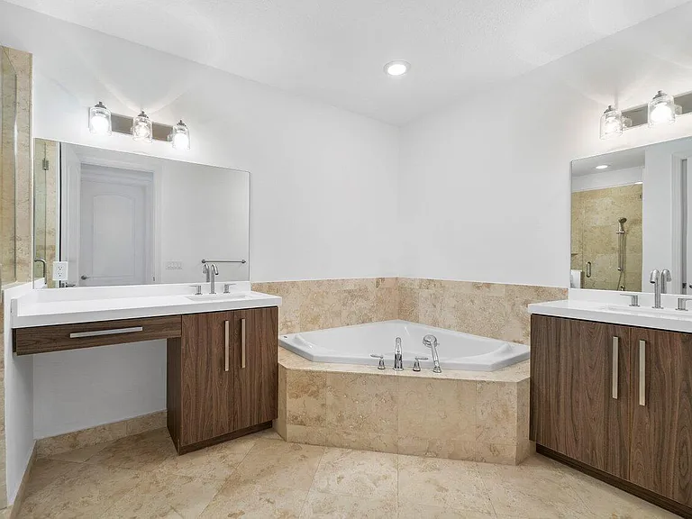 4886 NW 16th Ave — Photo 22