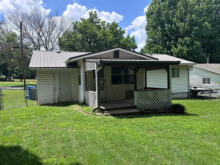 1818 S Ashwood Ave — Photo 16
