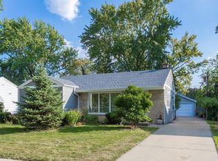 933 E Algonquin Rd, Des Plaines, IL 60016