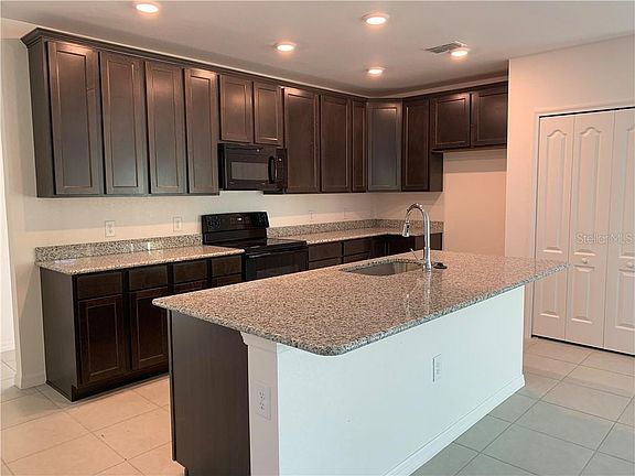 3rd image of 2271 Saybrook Ave