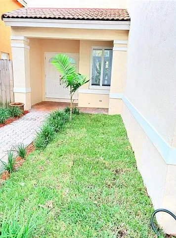 4 bed, 2.5 bath, 2093 sqft, $4,000 — Photo 2