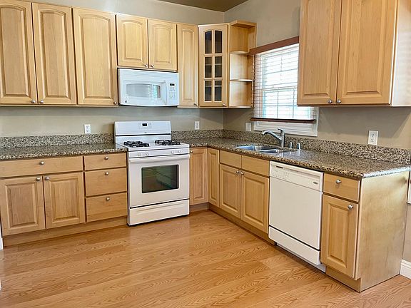 3rd image of 714 E Chevy Chase Dr #5