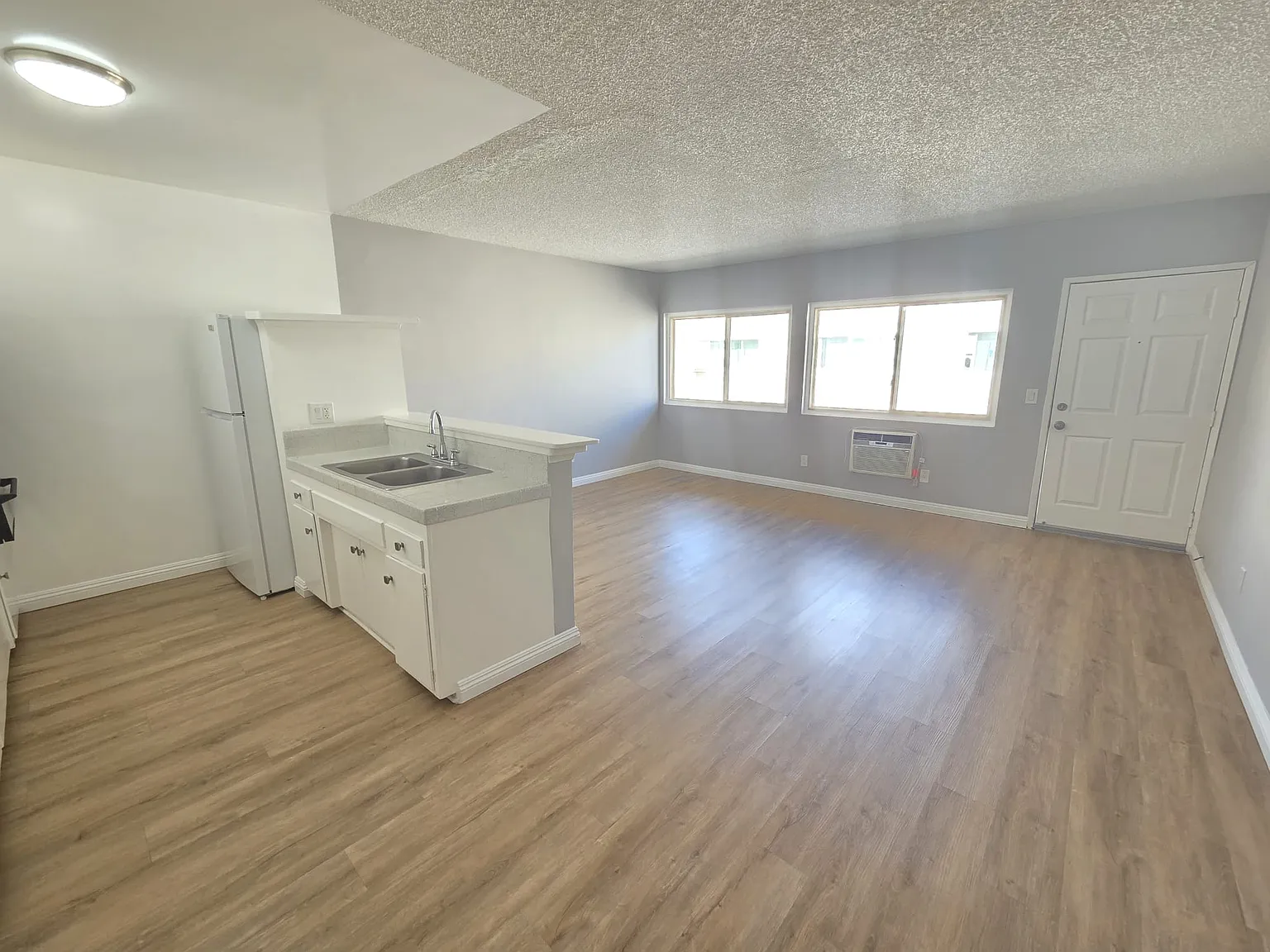 13961 Oxnard — Photo 1