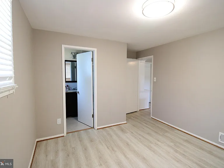 5204 Queensberry Ave — Photo 9