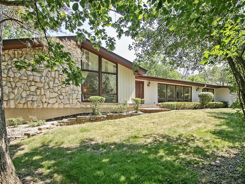 1st image of 4 Westwood Ln