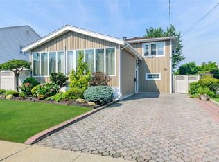 36 Prospect St, Freeport, NY 11520