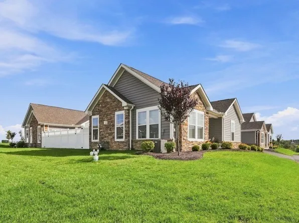125 Village Ln #4B, Finleyville, PA 15332
