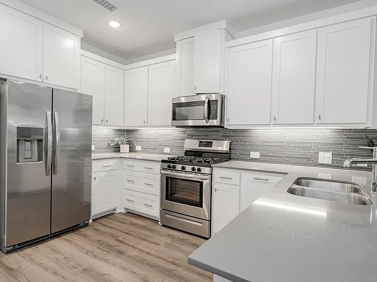 537 Parkside Dr — Photo 4