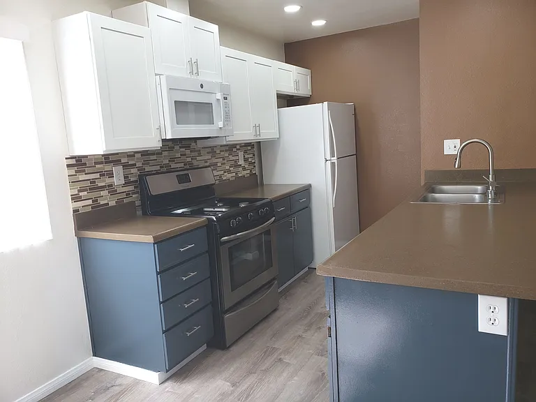 1261 Victor St #10 — Photo 4
