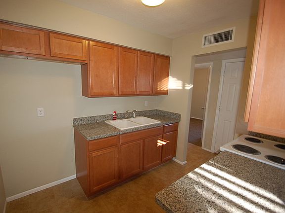 3rd image of 1113 E Winston Dr