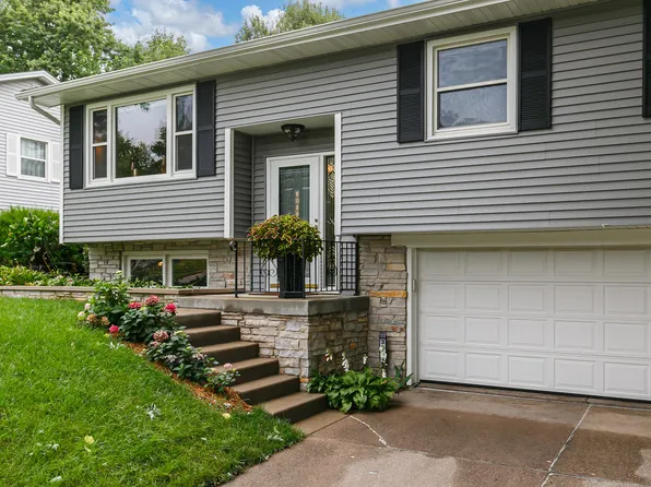 3901 18th St, Bettendorf, IA 52722