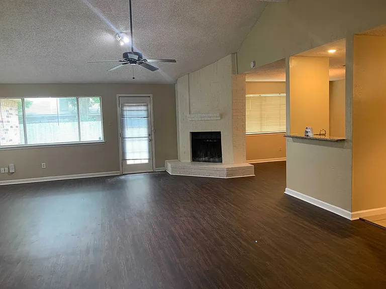 2621 Carrington Ln — Photo 2
