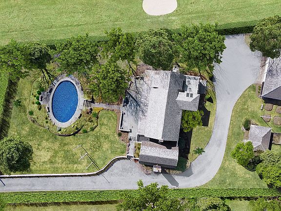 3rd image of 33 Niamogue Ln