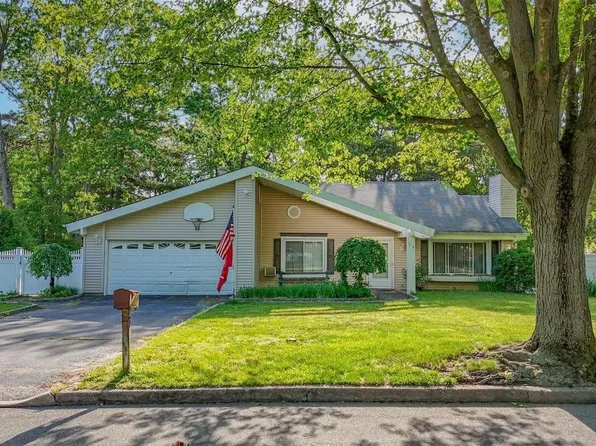 38 Glenmere Lane, Coram, NY 11727