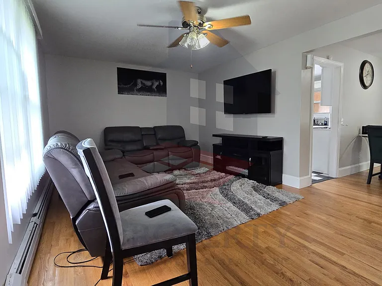 104 Robinson St — Photo 4