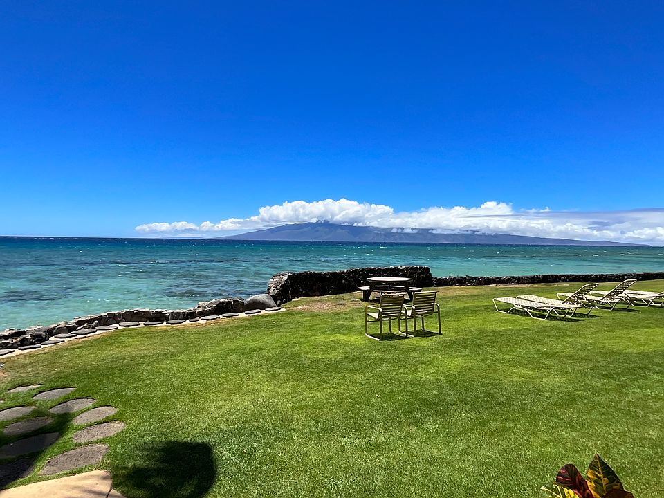 Beautiful lawn for yoga or relaxation. Stunning views of Molokai. ________
