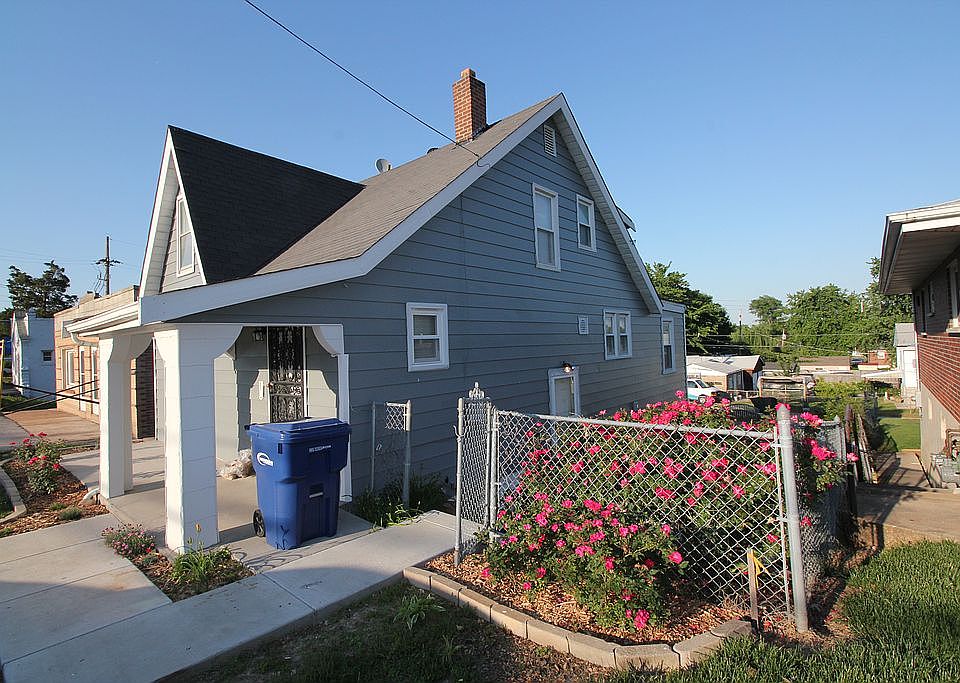 Right side from front yard