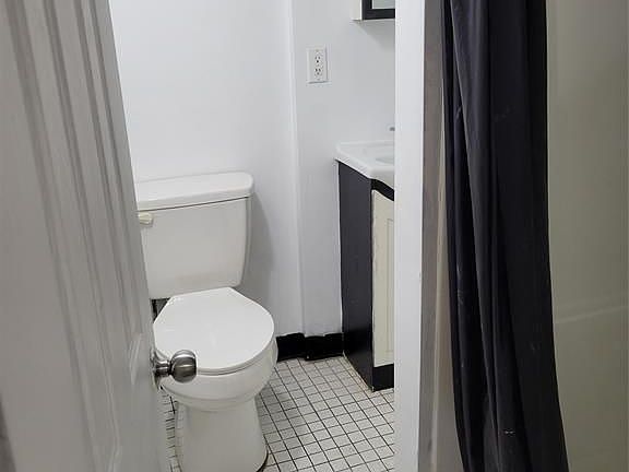 2nd image of 285 Elliott St W #4
