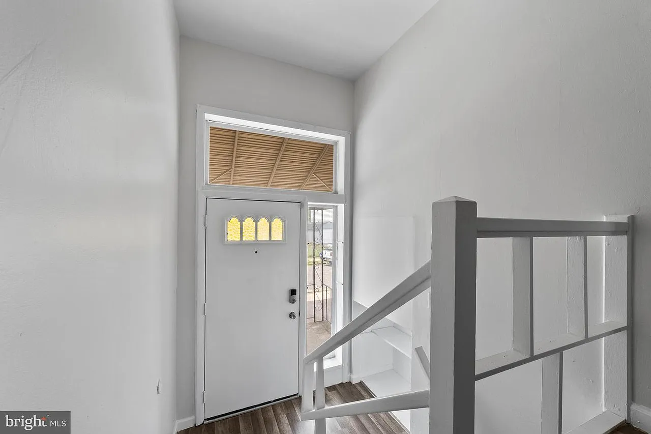 3 bed, 1.5 bath, 1152 sqft, $2,500 — Photo 4