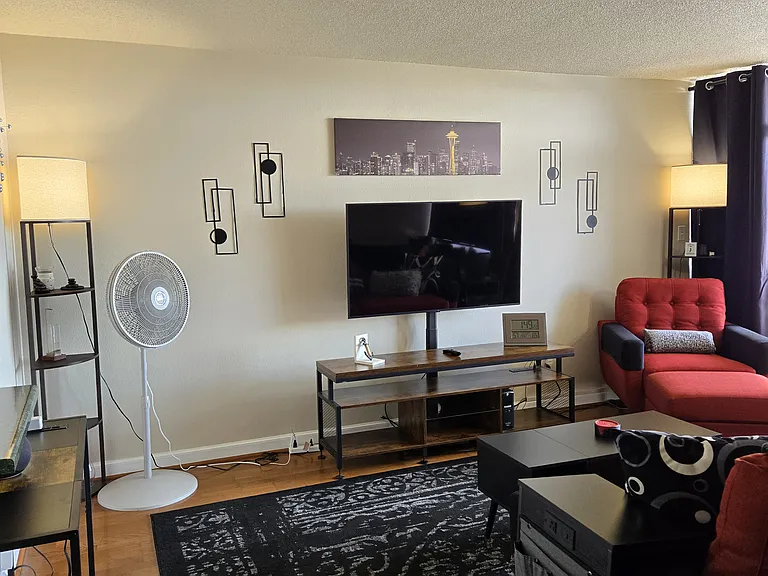 450 W 7th St #1004 — Photo 1