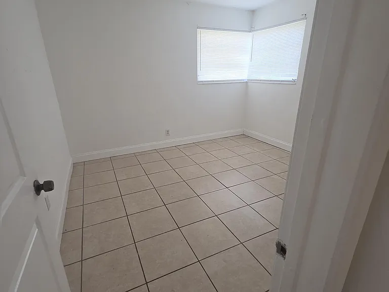 160 NW 15th Pl — Photo 9