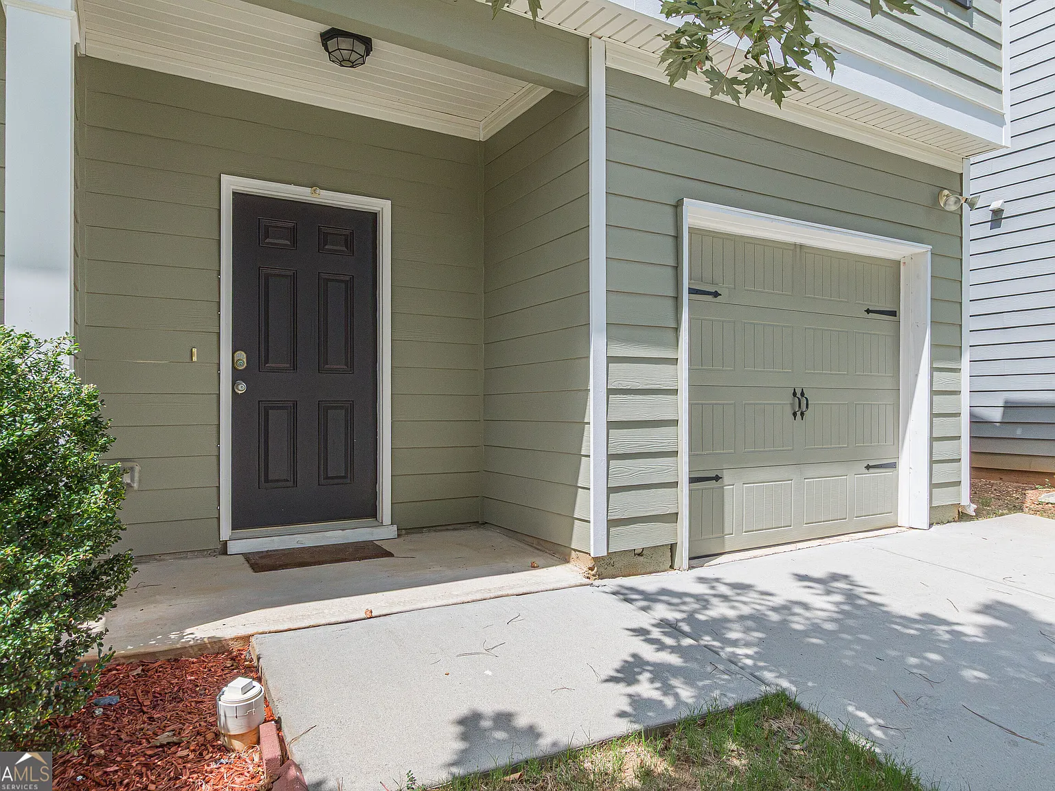 3 bed, 2.5 bath, $2,100 — Photo 2