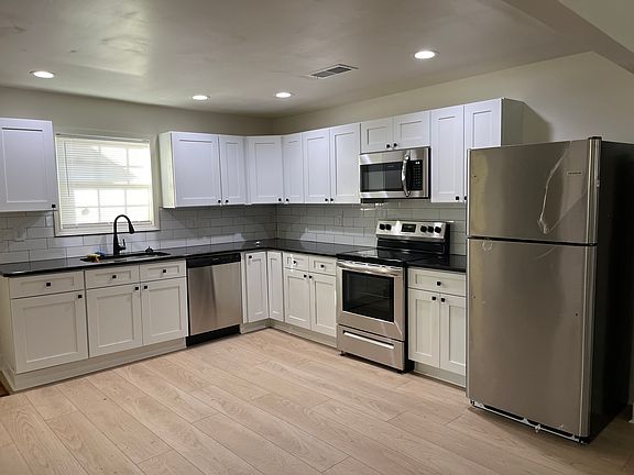 3rd image of 305 Oak St