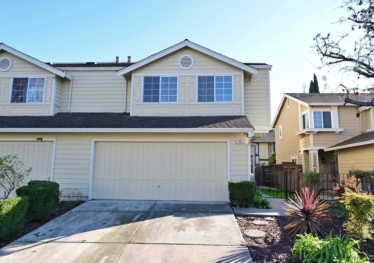 4 bed, 2.5 bath, 1860 sqft, $4,600 — Photo 1