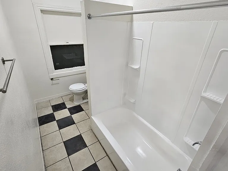 743 S Burlington Ave #4 — Photo 13