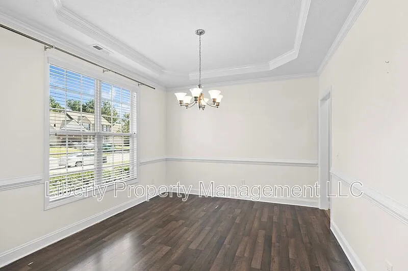 4 bed, 3.0 bath, 2600 sqft, $2,300 — Photo 4