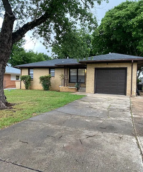 Cottonwood St — Photo 1