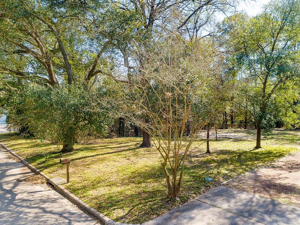 The front elevation of the lot facing southeast from Cindywood Cir. The driveway is on the right.