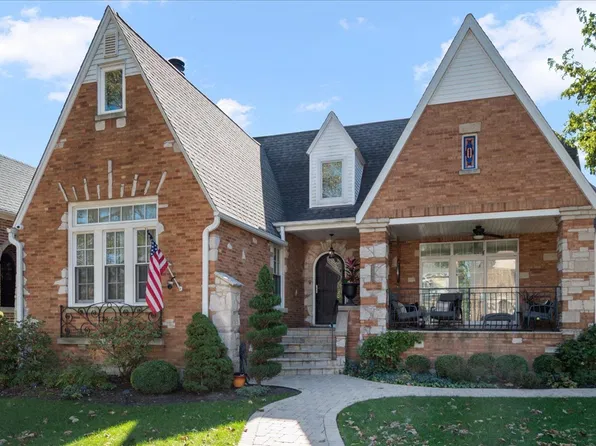 2715 W Morse Ave, Chicago, IL 60645
