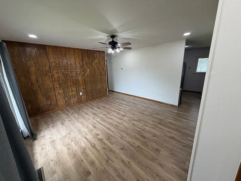 1818 Grandview Dr — Photo 2