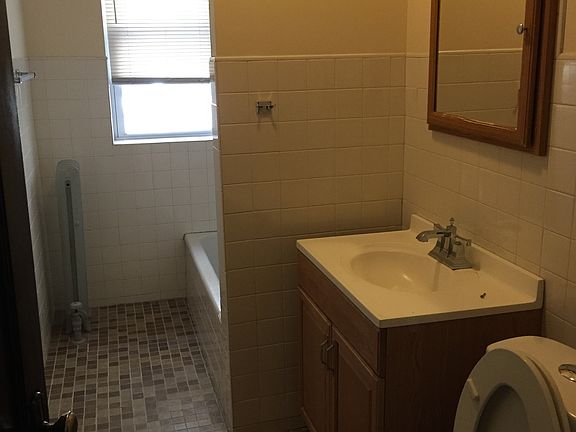 4th image of 2503 W Gunnison St #1