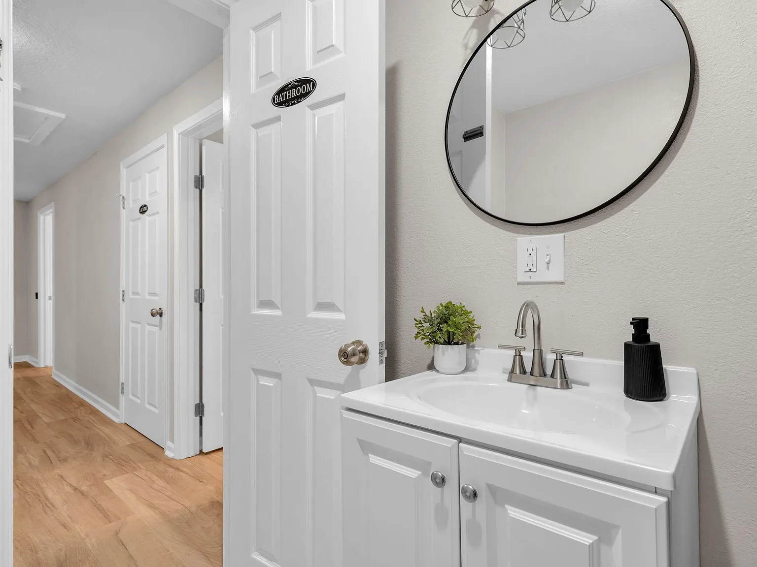 3 bed, 1.0 bath, 840 sqft, $776 — Photo 3