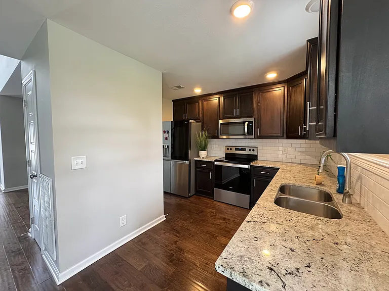 Kitchen:
* All appliances included