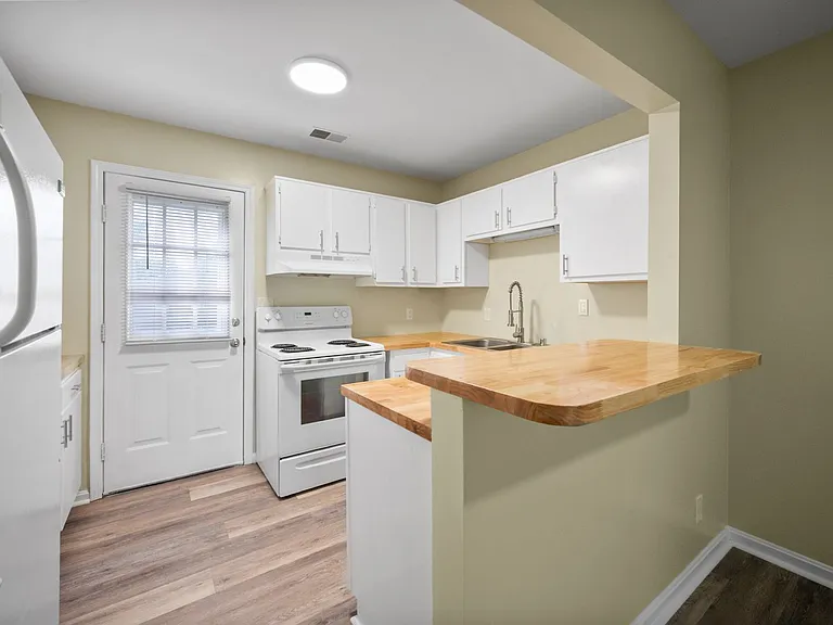 3301 Orchard Manor Cir — Photo 7