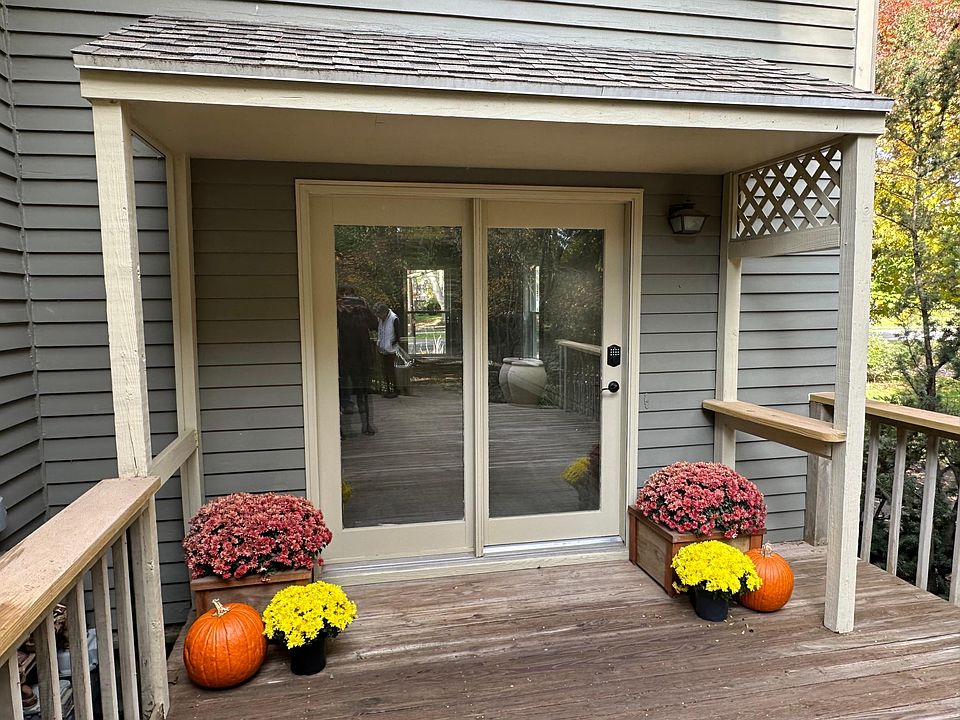 Lowe entry with deck